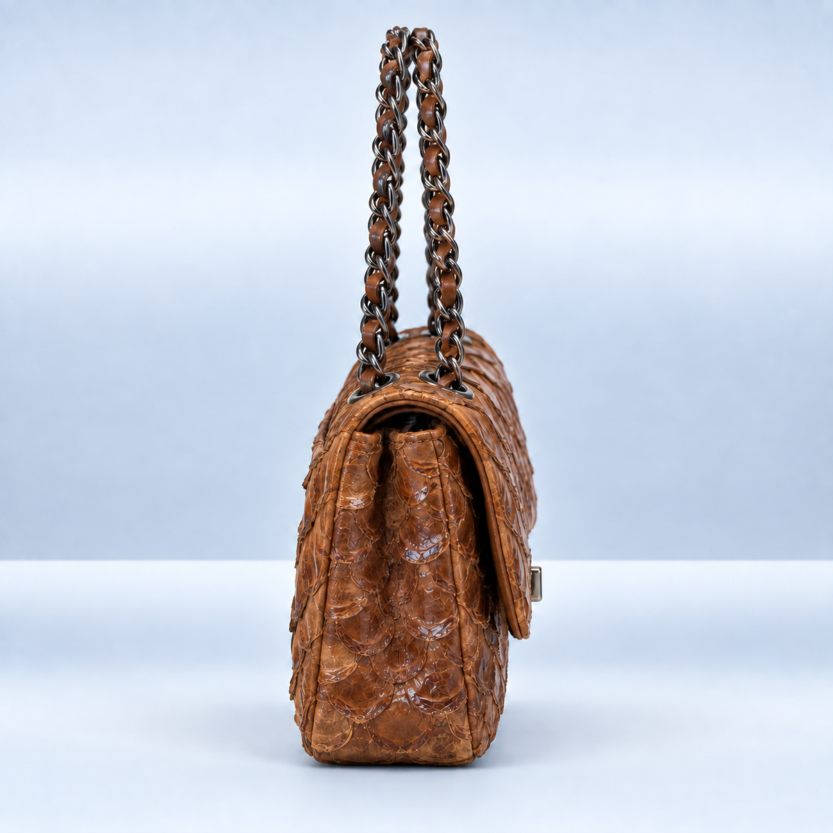 Bolsa Iara em couro de pirarucu, vista lateral