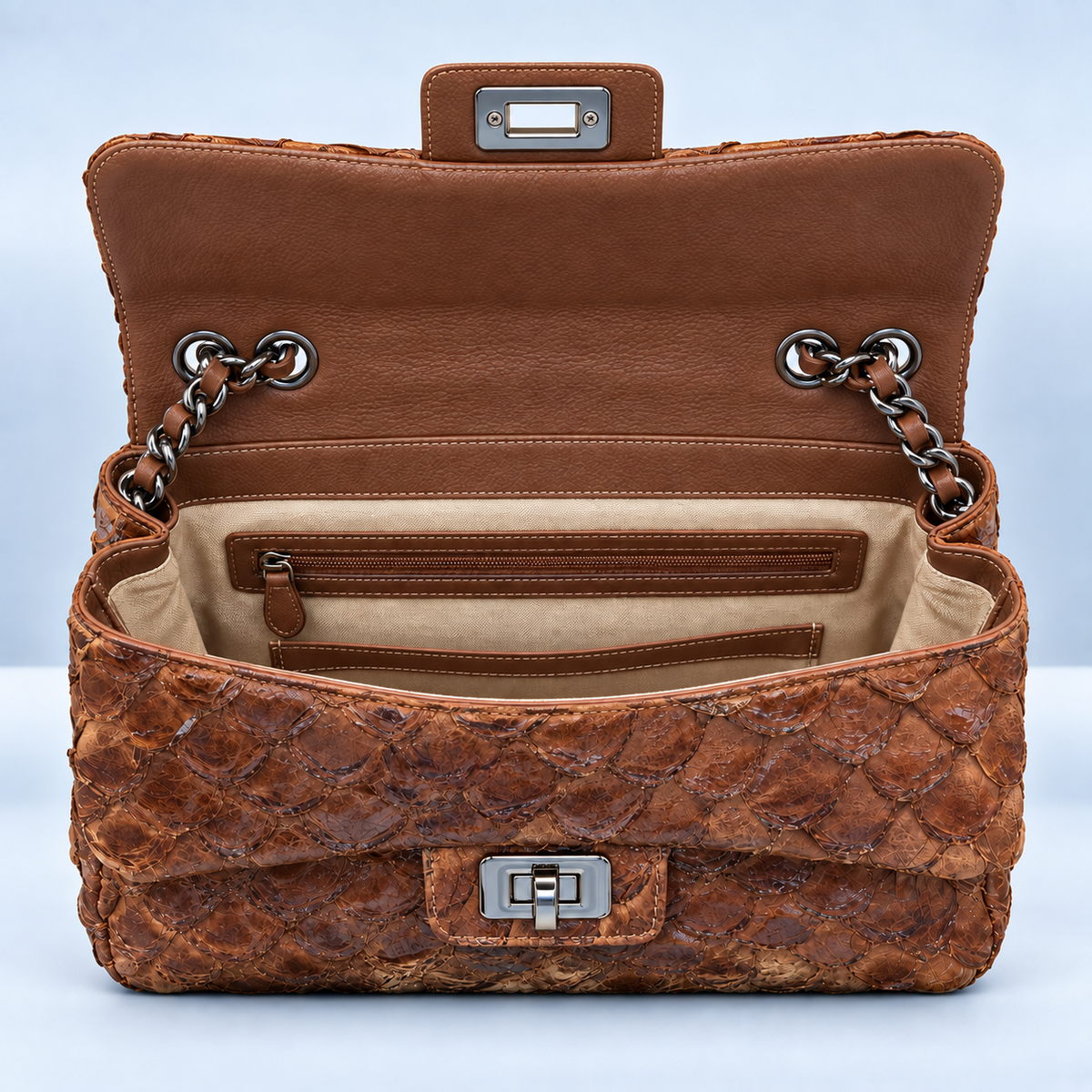 Bolsa Iara aberta, com aba forrada em couro liso