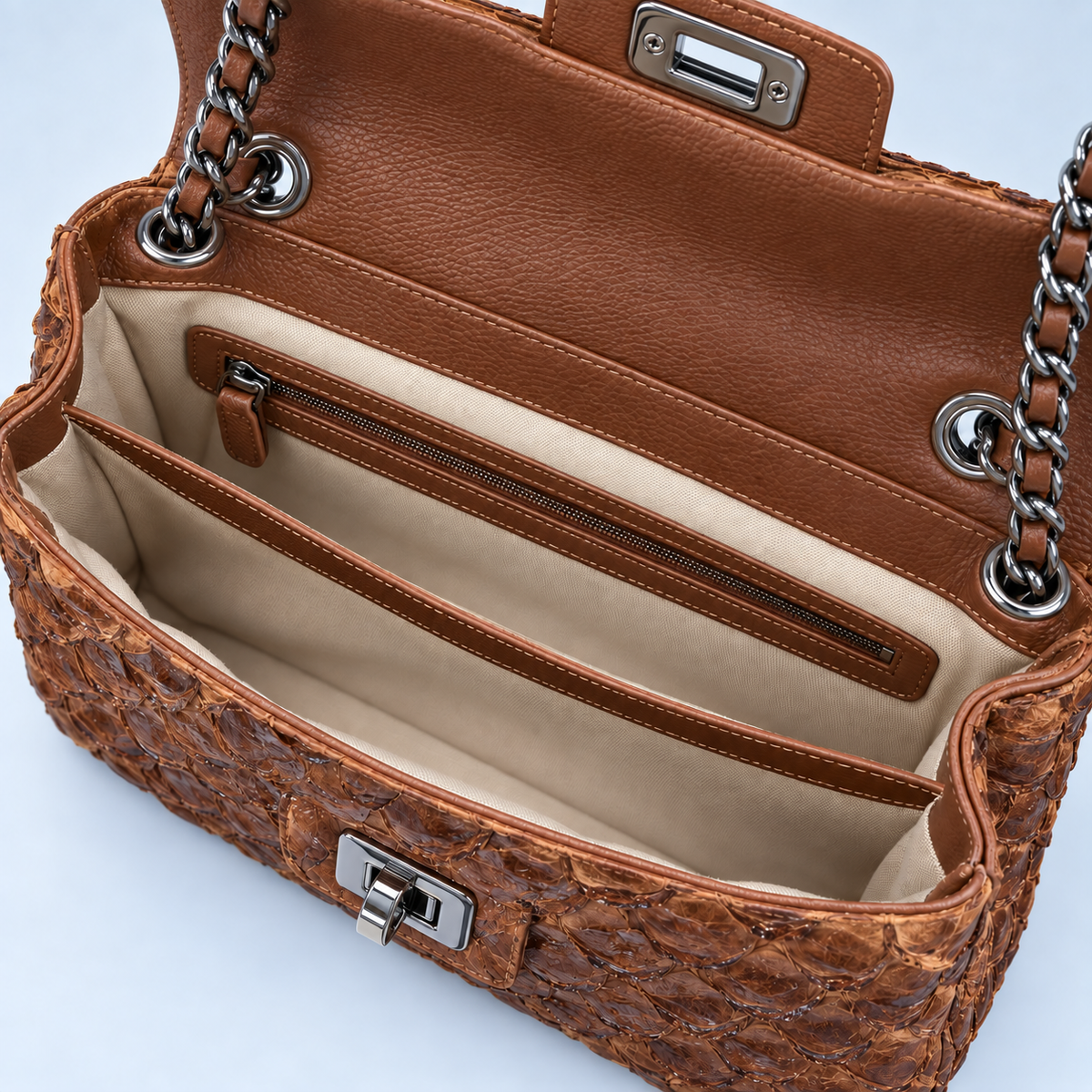 Interior da Bolsa Iara com bolso com zíper e bolso aberto