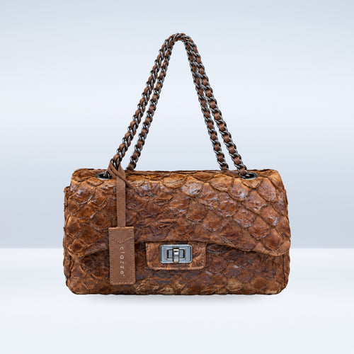 Bolsa Iara em couro de pirarucu, vista frontal